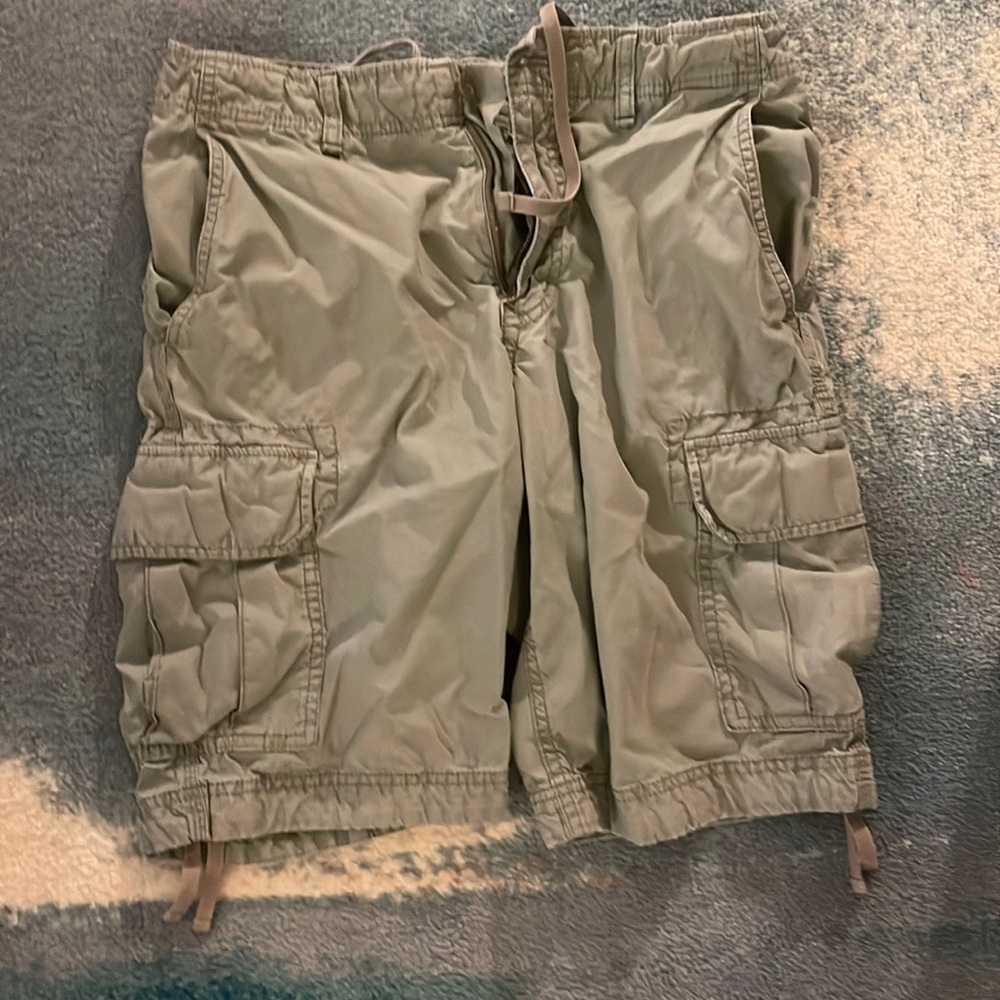 UNIQLO Cargo Shorts in Olive